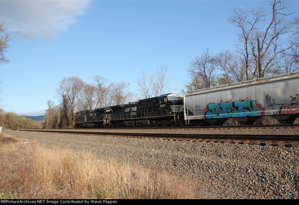Norfolk Southern train 39G through Cove PA with 4662 leading